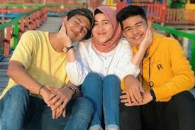 Get in touch with harris illanno vriza (@harrisvriza) — 13789 likes. 10 Momen Kompak Harris Vriza Dan Kedua Adiknya Sibling Goals Abis