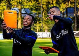 Gakpo made his professional debut in the eerste divisie for jong psv on 4 november 2016 in a game against helmond sport. De Boer Verklaart Lastige Keuzes Voor Oranje Promes Geen Tikkende Tijdbom Euro 2020 Tubantia Nl