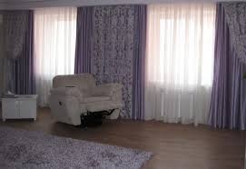 Ikincisi ise minimalist, tam olarak pencerenin boyunda yeni trend perde modelleridir. Salonda Ve Salonda Iskeleli Iki Pencerede Perdeler Perde Tasarimi