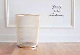 Soppelbottemakeover Goldene Spruhfarbe Papierkorb Deko