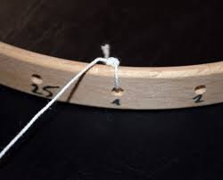 Ich spreche über die anatomie des beckenbodens, wie du die einzelnen schichten des beckenboden wahrnehmen und anspannen. Rundwebrahmen Mit Lochern Faden Aufziehen