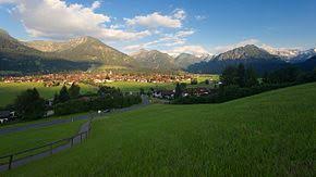 De bergen rondom de stad bereiken een hoogte van 2600 meter en daarom is het een zeer geliefde wintersportbestemming. Oberstdorf Wikipedia