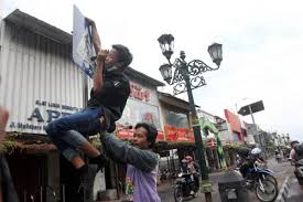 Sekarang, tidak ada lagi kabel listrik yang bergelantungan di ceklok2 frezz kami persembahkan video footage drone di tugu jogja di malam hari dari kita untuk. Feature Sejenak Mengistirahatkan Malioboro Traveling Bisnis Com