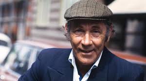 Ännu en som skulle fyllt 100 i år Nils Ahlroth, gjorde allt från att spela  buskisrevy till Strindbergsdrama och inte minst sin oförglömliga tolkning  av arrendatorn i Alfredsons ”Den enfaldige mördaren”.