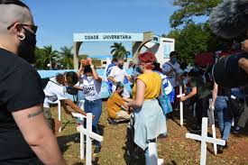 Manifestantes foram às ruas, de carro ou a pé, neste domingo para protestar contra jair bolsonaro. Rmwx7eohky37jm