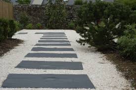 Ein Wunderschon Angelegter Weg Schiefer Zeigt Hier Die Richtung Schnell Und Einfach Verlegt Schiefer Gartenweg Moderner Garten Garten Haus Und Garten