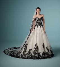 Zwarte Trouwjurken Foto S En Voorbeelden Trouwjurken Theperfectwedding Nl Schwarzes Kleid Zur Hochzeit Farbige Brautkleider Kleider Hochzeit