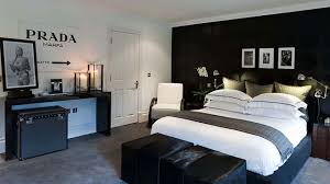 Dominasi warna cat putih semakin cantik dengan sedikit sentuhan warna hitam pada kusen jendela dan warna cokelat pada atap balkon. 6 Arti Kombinasi Warna Kamar Tidur