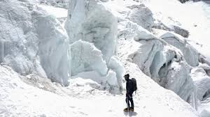 Bergsteiger sitzen fest: Riesiger Eisblock, so groß wie ein Hochhaus, versperrt Everest-Route