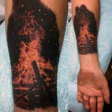 50 Lagerfeuer Tattoo Designs Fur Manner Great Outdoors Ink Ideen Mann Stil Tattoo Tattoo Designs Men Outdoor Tattoo Camp Fire Tattoo