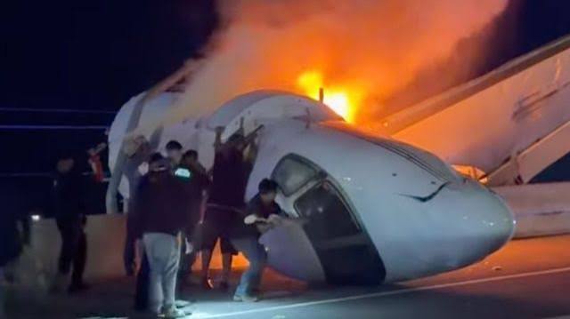 Texas plane crash: One dead after business jet crashes onto highway in Laredo | Video