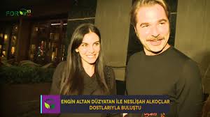 Neslişah alkoçlar ile mutlu bir evliliği olan engin altan düzyatan'ın yaşı ise duyanları hayli. Engin Altan Duzyatan Esi Neslisah Alkoclari Hangi Sozleriyle Mest Etti Youtube