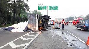 Papa pulang… vokalis band reggae steven & coconuttreez, steven nugraha kaligis atau kerap disapa tepeng. Truk Terguling Di Tol Jagorawi Radar Bogor Berita Bogor Terpercaya