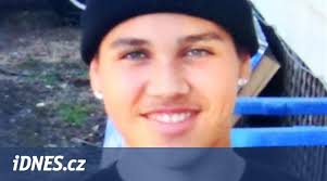Policie v Kalifornii zastřelila kluka, když nesl kalašnikov na kuličky