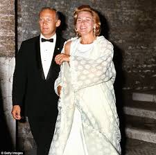 Buzz aldrin, the second man to walk on the moon, has separated from his wife of 23 years, lois driggs cannon. Buzz Aldrin Loses Half His Fortune To Ex Wife In Divorce After 23 Years Of Marriage Daily Mail Online
