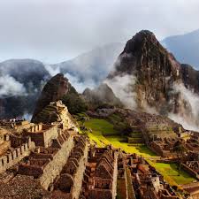 It is located in the machupicchu district within urubamba province above the sacred valley, which is 80 kilometres (50 mi) northwest of cuzco.the urubamba river flows past it, cutting through the cordillera and creating a canyon with a tropical mountain. Machu Picchu Das Weltwunder Von Peru Geo