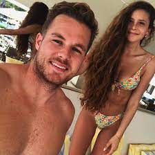 Es solista y mis canciones favoritas de ella son.querida rosa,aquí estoy,no es real y un. Facebook