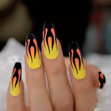 Uñas decoradas negras y doradas. Pin By Javiera Leyton On Moon In 2020 Almond Acrylic Nails Flame Nail Art Fire Nails