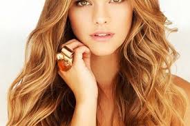 Prima di coricarvi, realizzate un perfetto chignon alto, molto tirato, e fermatelo con un elastico . Capelli Ondulati 3 Metodi Naturali Fai Da Te