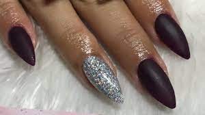 Hemos podido verlas en muchas de las celebrities que seguimos, como rita ora o rihanna, ya que son los modelos de uñas 2021 más arriesgados. Unas Acrilicas En Punta Stiletto Unas Color Uva Con Glitter Youtube
