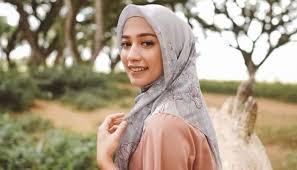 Sweater & pasmina warna lilac yang dipadukan dengan overall jeans, membuat penampilan tasya terlihat cute. 6 Inspirasi Outfit Kondangan Ala Selebgram Mega Iskanti Dalam Menyambut Tahun 2020 Pikiran Rakyat Com