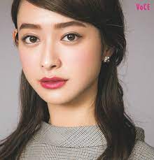 華やかすぎたら浮くし抑えすぎると地味に 会社メイクのさじ加減は本当に難しい そこで 人気ヘアメイクgeorgeさんが 正解 を徹底解説 ちょうどいい会社メイクって こういうこと 眉 形 美人 顔 顔