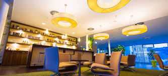 Basta soltanto avere un po' di fantasia e cercare di mantenere degli infatti non dobbiamo pensare che arredare la casa con pochi soldi sia soltanto una faccenda di carattere economico, dal momento che potrebbe. Come Arredare Un Lounge Bar Tavolisedie Com Tavolisedie Com Vendita Tavoli E Sedie Di Qualita A Prezzi Competitivi