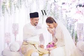 Tahniah kepada pelakon sharnaaz ahmad yang dikatakan sudah melangkah ke fasa lebih serius dalam perhubungan percintaannya dengan â noor nabila, apabila keluarganya dikatakan sudah merisik noor nabila dalam satu majlis ringkas yang diadakan pada. Foto Sekitar Majlis Pernikahan Sharnaaz Ahmad Dan Noor Nabila Iluminasi