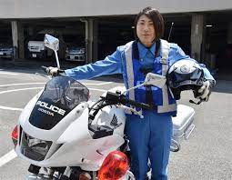 交通事故は起きてからでは遅い 悲しい現場はもう見たくない 福岡県警久留米署交通第1課の嘉場悠 よしばはるか さん 27 は今春 白バイ 梅本まどか 悲しい