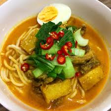Ya, pedagang cina yang ingin bereksperimentasi dengan rempah ratus yang dibawa oleh pedagang india. Mee Kari Ekor Lembu Noxxa