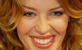 Männer mit Ohrringen und Frauen mit Hasenfalten