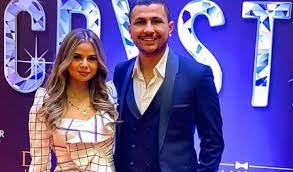 رامز مجنون رسمي هو برنامج النجم رامز جلال في رمضان والذي يشهد في الموسم الجديد الكثير من المُفاجآت والمواقف والمُفارقات غير المتوقعة، ومُشاركة الكثير من. Ø¹Ù„ÙŠ ØºØ²Ù„Ø§Ù† ÙŠØ­Ø°Ù ØµÙˆØ±Ù‡ Ù…Ø¹ Ù…Ù†Ø© Ø¹Ø±ÙØ© Beirutcom Net