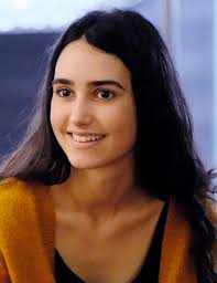 Thomas, 15 ans, atteint d'un cancer du tibia, entre à l'hôpital pour y subir une opération. Roxane Wiki Les Bracelets Rouges Fandom