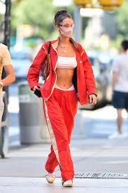 Princess diana style 90s fashion inspiration photos. Fashion Looks Der Schrage Style Von Bella Hadid Gala De