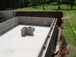 Wie teuer das mauern eines pools kommt und welche kostenpositionen dabei auch beim bau in eigenregie zu berücksichtigen pool mauern: Pool Mauern Mit Betonschalsteinen Schwimmbad Bauen Pool Im Garten Pool