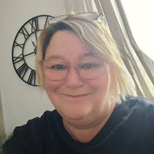 Please make this lady look like a queen