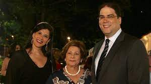 Nessa época conheceu, na universidade, a estudante de sociologia anna maria ferreira maciel, sua esposa, com quem tem três filhos: Muito Prestigiado O Lancamento Da Biografia De Marco Maciel Roberta Jungmann