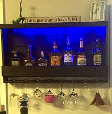 Vas A Amar Su Nuevo Estante Del Vino Americano Cuando Llegas Este Botellero Y Cuelgalo En Tu Pared Va A Hace Rustic Wine Racks Wine Rack Liquor Cabinet