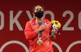 Hidilyn diaz of the philippines reacts after winning the gold medal in women's weightlifting at the 2020 tokyo olympics july 26, 2021. Jsumqv N26anhm