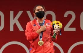 Hidilyn diaz of philippines celebrates as she competes and sets new world record and won the gold medal in the women's 55kg weightlifting event, at the 2020 summer olympics, monday, july 26, 2021. Jsumqv N26anhm
