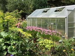 Wohl Dem Der Ein Gewachshaus Hat Denn Es Verlangert Die Gartensaison Ungemein Erste Salate Konnen Schon Geerntet W In 2020 Garten Selbstversorger Garten Gewachshaus