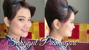 Alat yang diperlukan dalam membuat sanggul ala pramugari pertama, barang yang wajib ada adalah ikat. Cantik Pramugari Lion Air Menata Rambutnya Menjadi Sanggul French Twist Youtube