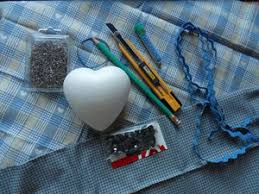 3 astuces pour faire un noeud papillon dans les règles de l'art. Comment Faire Avec Un Coeur En Polystyrene Un Papillon Sur L Epaule