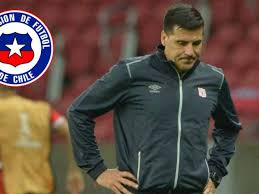 Después siguió su carrera en españa con la real sociedad , en su país con nacional y, en chile, poniéndose al frente de la universidad católica y la universidad de chile. Juan Cruz Real Fue Ofrecido Para Dirigir La Seleccion De Chile