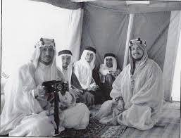 الأمير #تركي_الفيصلفي هذه السلسة الجديدة من برنامج الصندوق الأسود نستضيف رئيس جهاز الاستخبارات السعودي السابق. Ø°ÙƒØ±ÙŠØ§Øª Memories A Twitter ØµÙˆØ±Ø© Ù…Ù…ÙŠØ²Ø© Ø§Ù„Ø£Ù…ÙŠØ± Ø³Ø¹ÙˆØ¯ Ø¨Ù† Ø¹Ø¨Ø¯Ø§Ù„Ø¹Ø²ÙŠØ² Ø§Ù„Ù…Ù„Ùƒ ÙÙŠÙ…Ø§ Ø¨Ø¹Ø¯ ÙŠØ¬Ø±Ø¨ ÙƒØ§Ù…ÙŠØ±Ø§ Ù„Ù„Ø¯ÙƒØªÙˆØ± Ù…Ø¯Ø­Øª Ø´ÙŠØ® Ø§Ù„Ø£Ø±Ø¶ ÙˆÙ…Ø¹Ù‡ ÙÙŠ Ø§Ù„ØµÙˆØ±Ø© Ø§Ù„Ø£Ù…ÙŠØ± Ø³Ø¹ÙˆØ¯ Ø¨Ù† Ø¹Ø¨Ø¯Ø§Ù„Ù„Ù‡ Ø¬Ø§Ù„Ø³Ø§ Ø¨Ù‚Ø±Ø¨Ù‡ ÙˆØ®Ù„ÙÙ‡ Ø§Ù„Ø£Ù…ÙŠØ±
