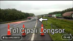 Ikhwal amblesnya tol cipali km 122 ini, disampaikan pengguna twitter. Qcbrh7lqpfi3qm