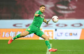 He is currently playing for the english premier league team arsenal, he had been contracted by arsenal at a very young age but he is yet to really have his breakthrough for the first team. Un Estudio Revelo Que Emiliano Martinez Fue El Mejor Arquero Del Ano En La Premier League Infobae