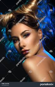 پرتره Fashionrt از زن زیبای سکسی با شاخ های تاریک 1677036