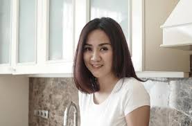 Jun 15, 2021 · mengingat tahun 2020 lalu, tante ernie yang mempunyai nama asli ernie judojono sempat ramai menjadi perbincangan karena dicap 'tante pemersatu bangsa'. 5 Fakta Tante Ernie Judojono Sosok Tante Pemersatu Bangsa Hitekno Com