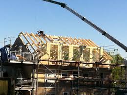 Zimmerer Bauen Einen Dachstuhl Dacharbeiten Der Gruner Bedachungen Und Gerustbau Gmbh In Esslingen 73728 Dachde Bedachung Energetische Sanierung Sanierung